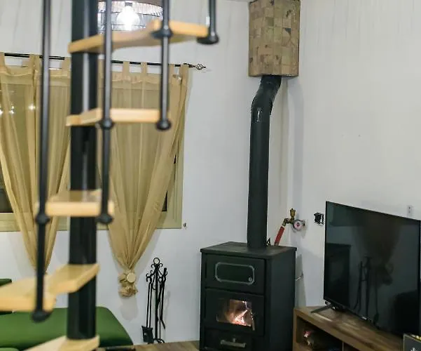 Апартаменты Aprosmeno Jacuzzi House 2 Агрос